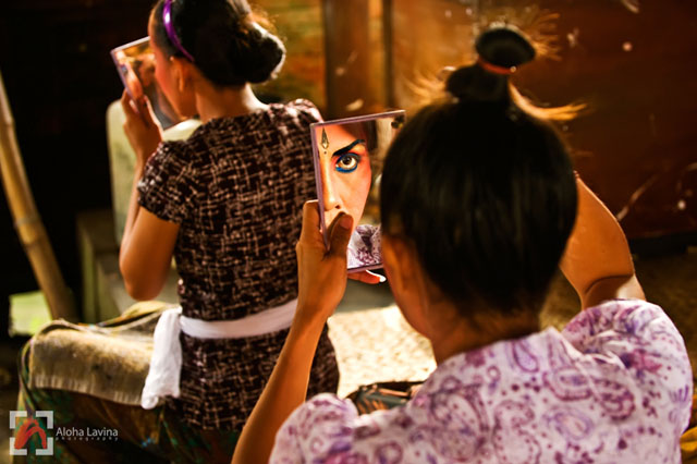Balinese dancers putting on makeup copyright Aloha Lavina