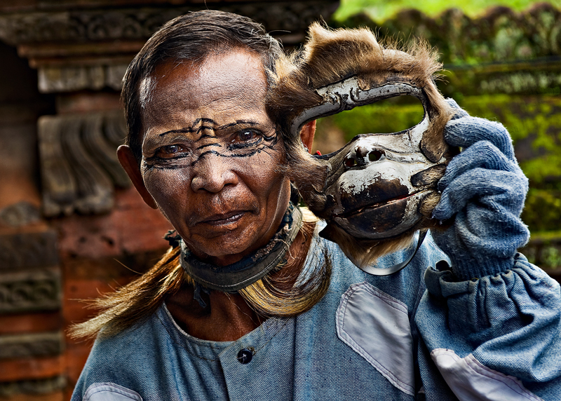 Balinese dancer with Hanuman mask copyright Aloha Lavina