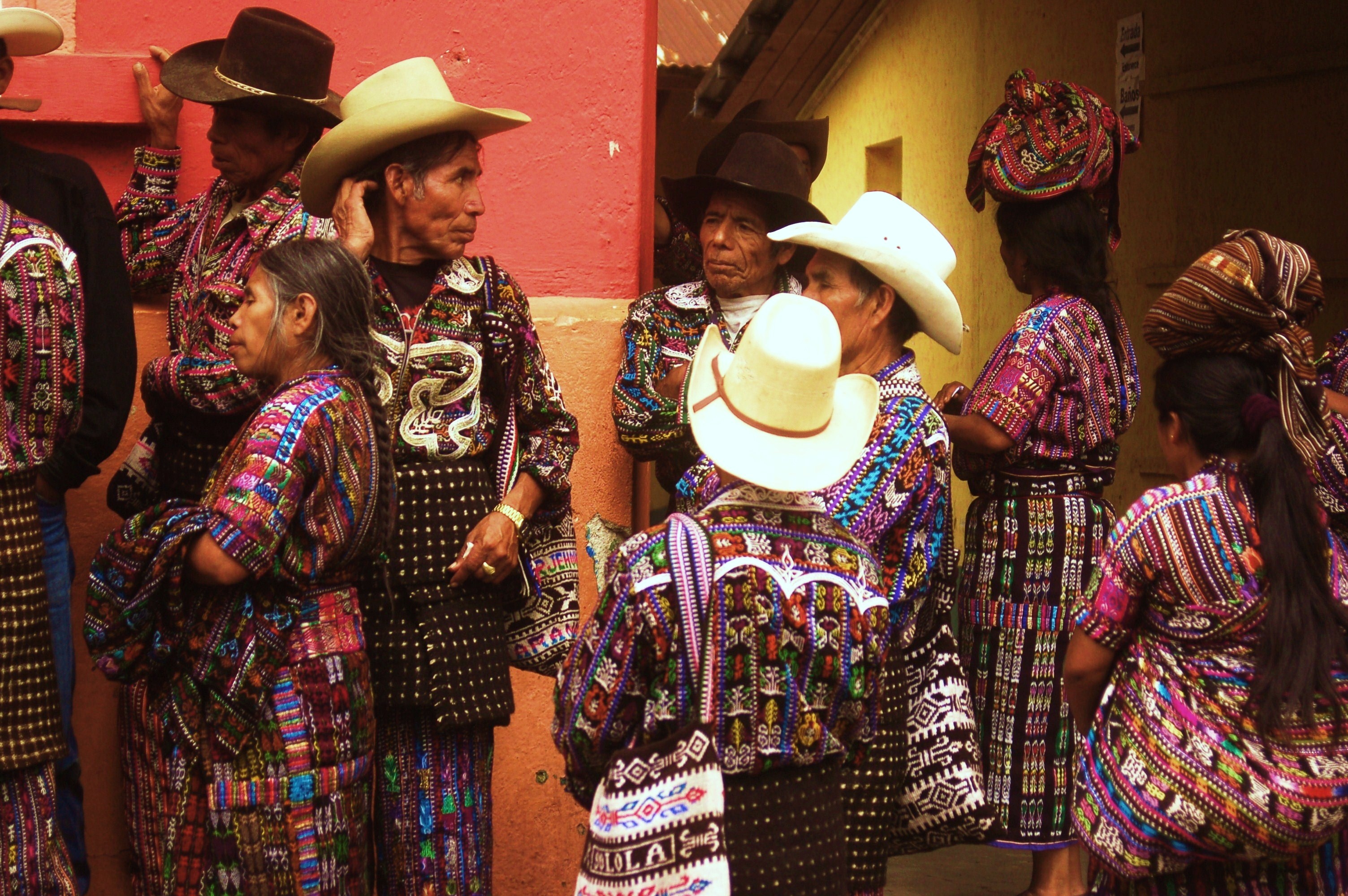 A group of market-goers awaiting the bus toward the end of the market day at Solala.