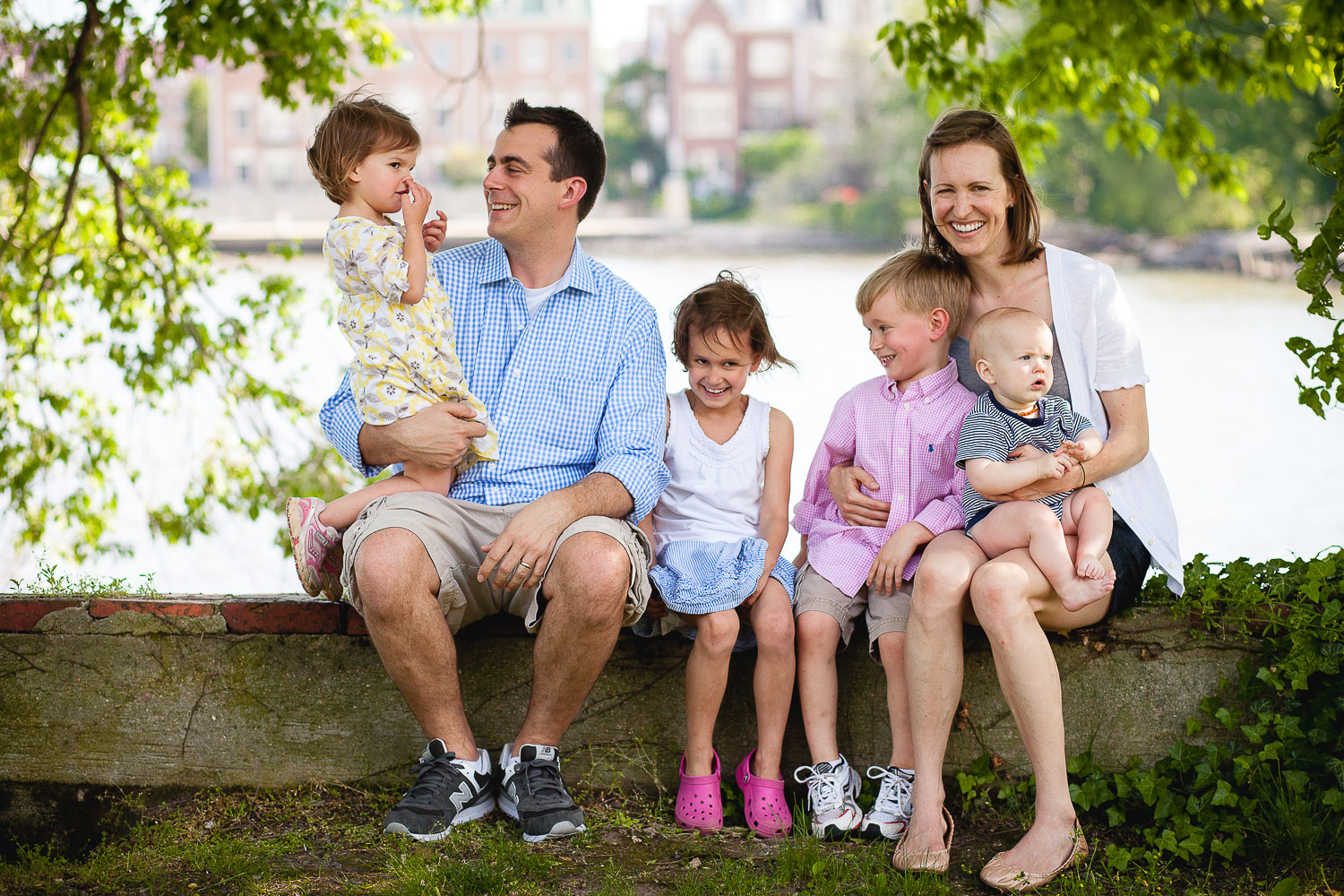 family-with-small-children-in-old-town-alexandria