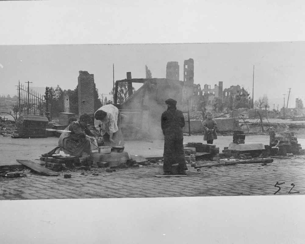 People cooking on the street after the earthquake and fire of 1906, San Francisco, California