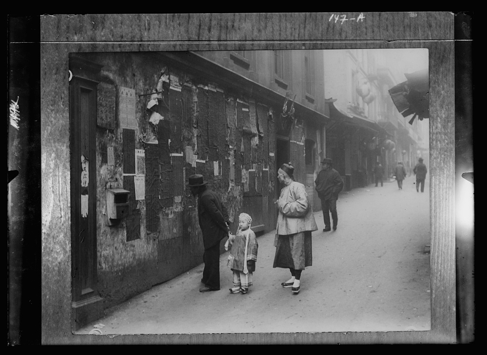 Reading the Tong proclamation, Chinatown, San Francisco