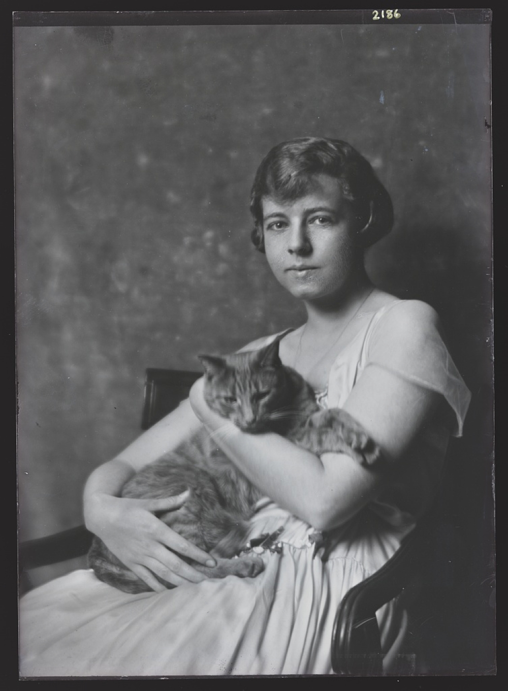 Cluett, Marjorie, Miss, with Buzzer the cat, portrait photograph