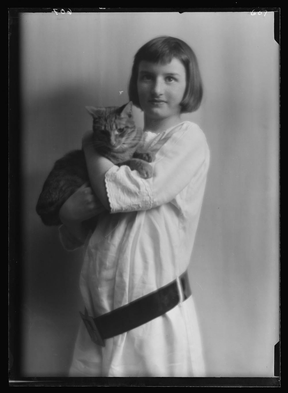 Damrosch, Anita, Miss, with Buzzer the cat, portrait photograph