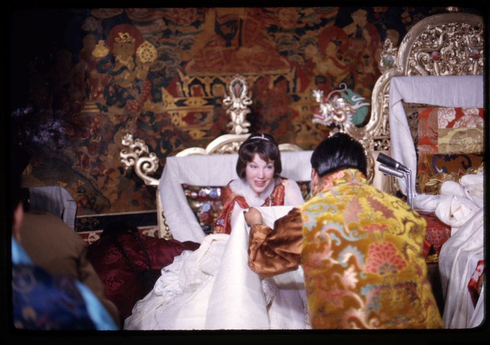 Coronation 1965, Queen accepts traditional white scarf