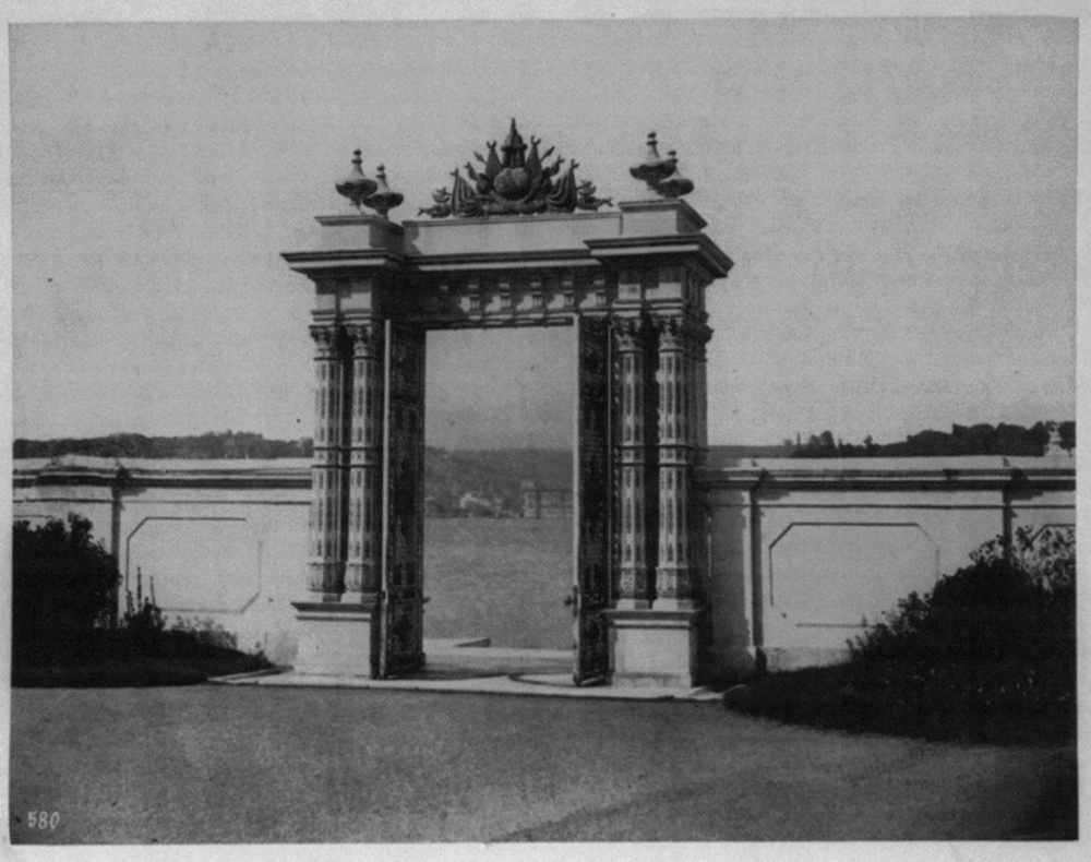 [The Imperial Gate of the Imperial Palace on the shores of Beylerbeyi]