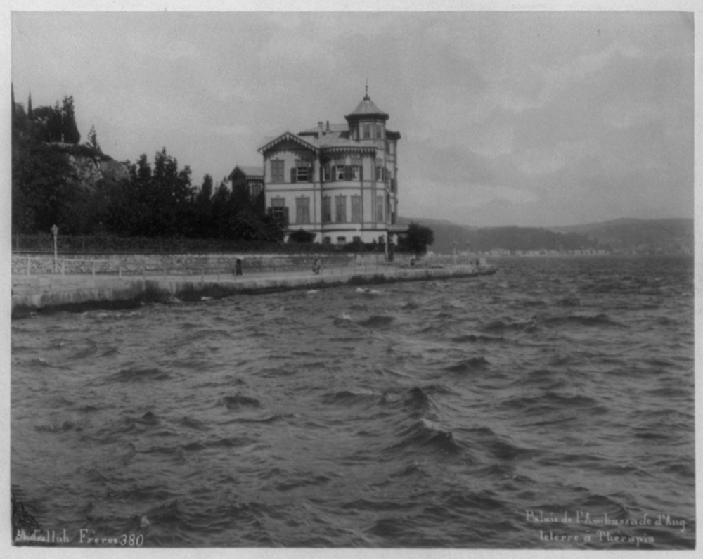 [The sea side house of the British Ambassador, Tarabya] / Abdullah Frères