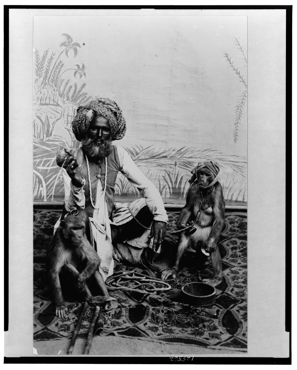 India--Fakir with monkeys