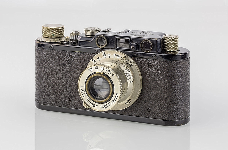 1200px-LEI0150_198_Leica_II_schwarz_-_Sn._67777_1931-M39_front_view_Umbau_von_Ic-0