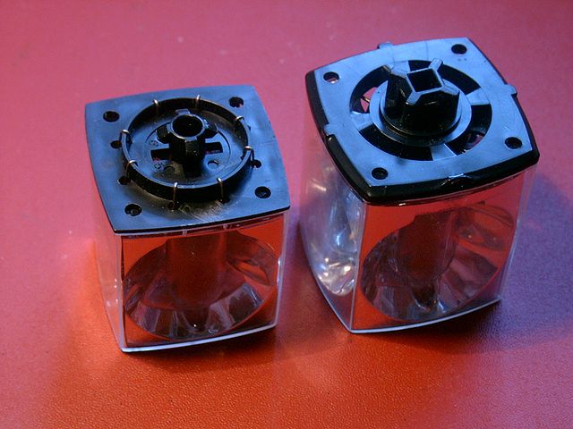 “Flashcube” (left) and “Magicube” (right) (By The original uploader was Conejo de at German Wikipedia (Original text: conejo de) (Self-photographed) [CC BY 3.0 (https://creativecommons.org/licenses/by/3.0)], via Wikimedia Commons)