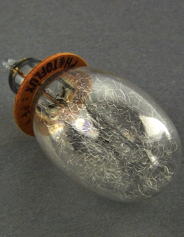 Flash bulb 'Photoflux' manufactured by Philips, containing filaments of magnesium (By Thuringius (Own work) [GFDL (http://www.gnu.org/copyleft/fdl.html) or CC-BY-SA-3.0 (http://creativecommons.org/licenses/by-sa/3.0/)], via Wikimedia Commons)