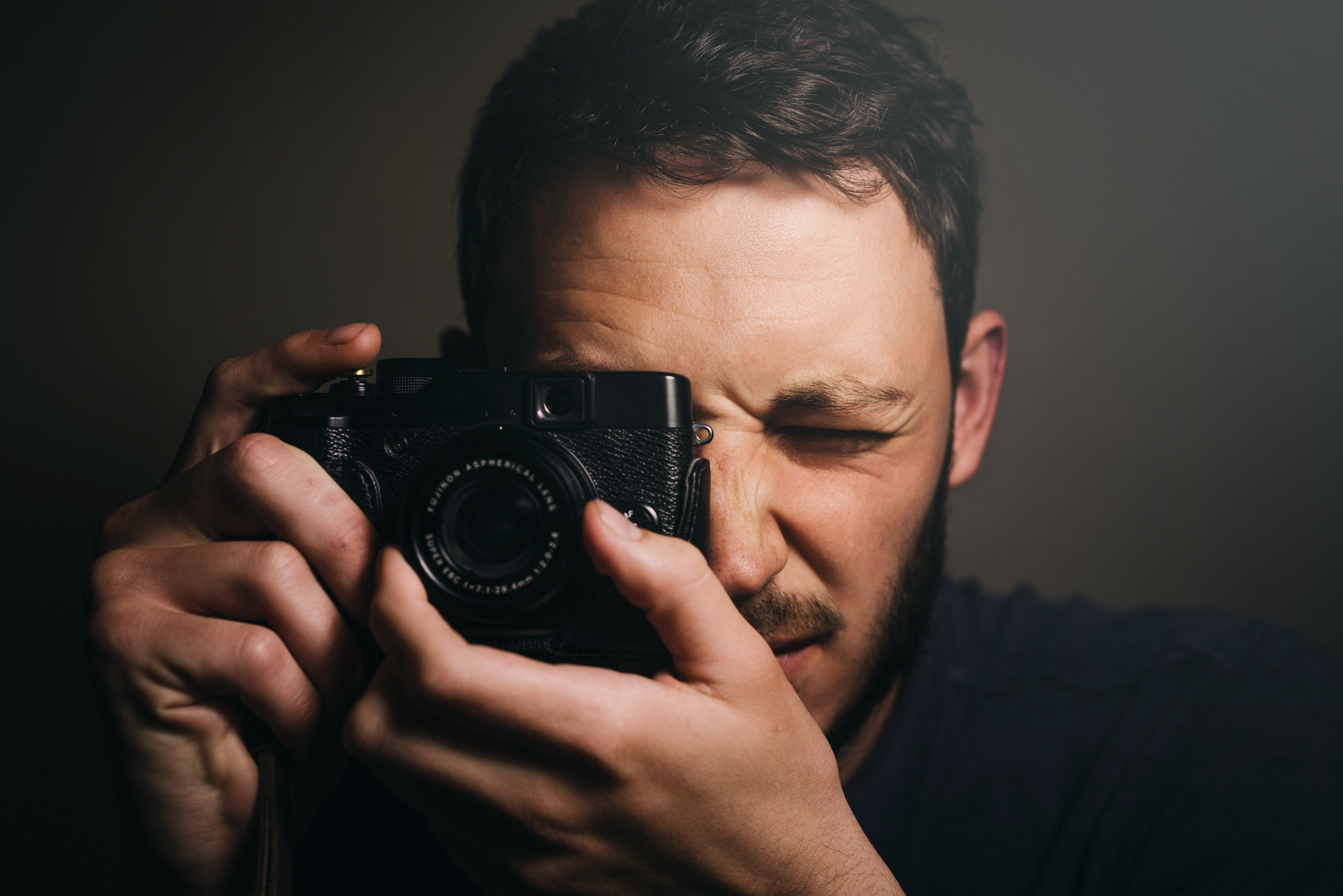 Профессиональная фотосъемка. Мужчина с фотоаппаратом. Фотограф с фотоаппаратом. Фотограф мужчина с фотоаппаратом. Фотограф фото. Профессиональная фотосъемка. Мужчина с фотоаппаратом. Фотограф с фотоаппаратом. Фотограф мужчина с фотоаппаратом.