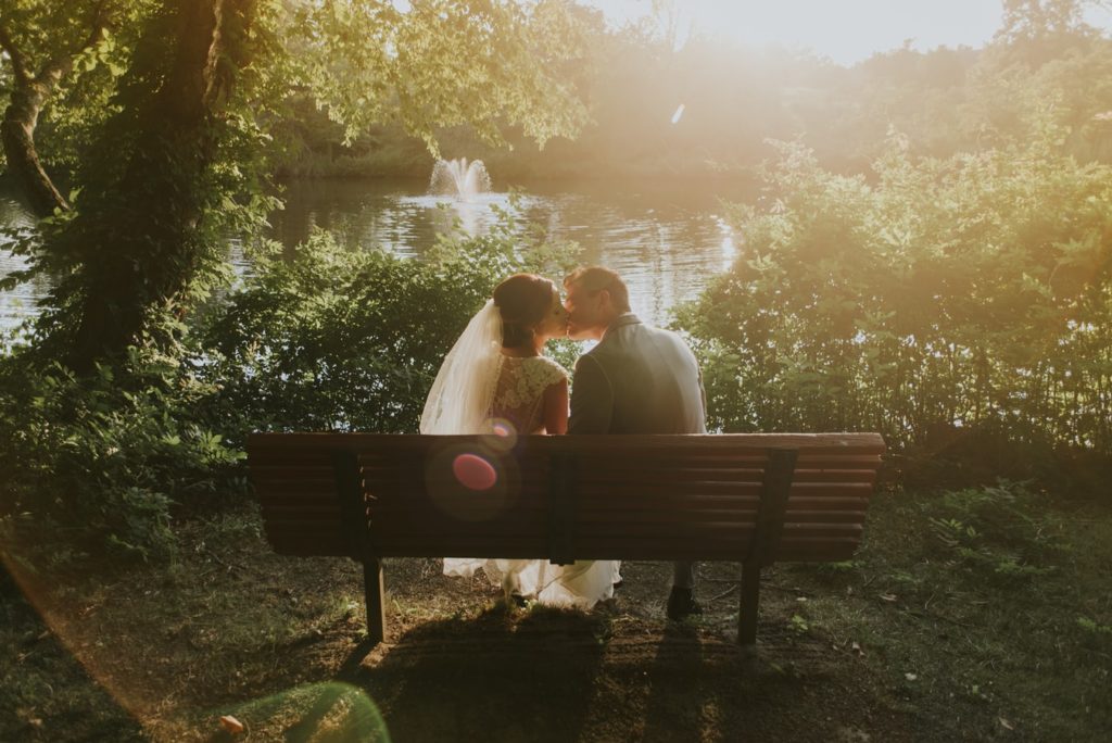 couple kissing golden lens flare in photography