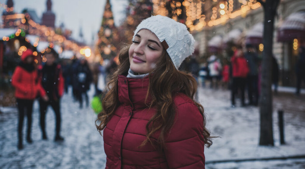 smiling girl christmas street photography