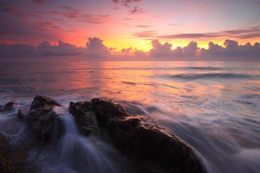 Photo by Pok Rie. Seascape.