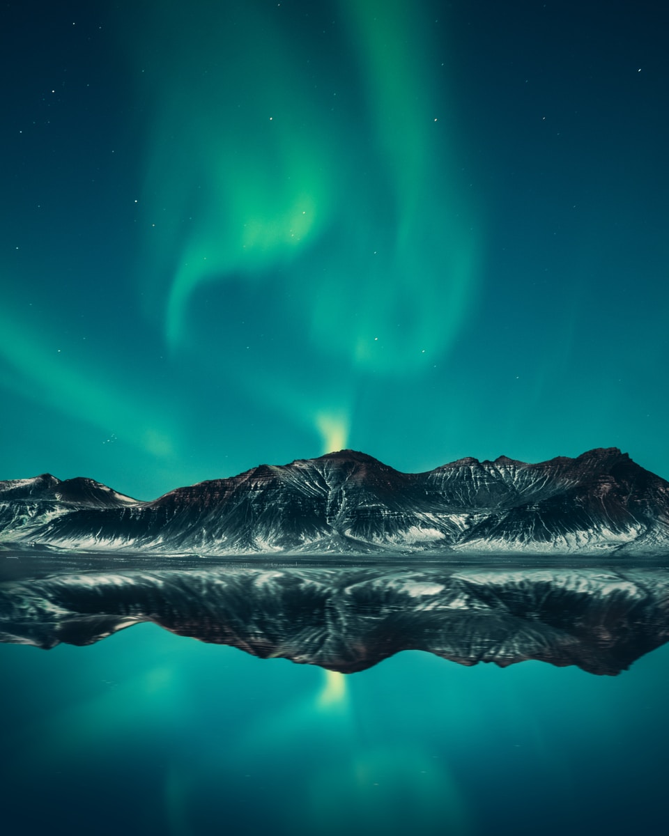 green aurora lights digital wallpaper