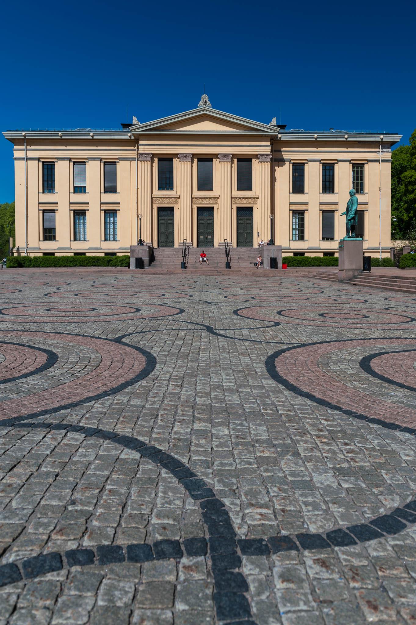 Building in Oslo demonstrating leading lines composition 