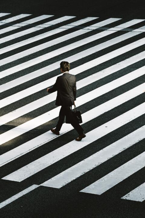 businessperson-and-wall-street-in-tokyo Ryoji Iwata
