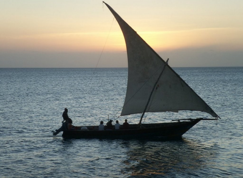 https://www.lightstalking.com/wp-content/uploads/dhow-sailing-at-sunset.jpg