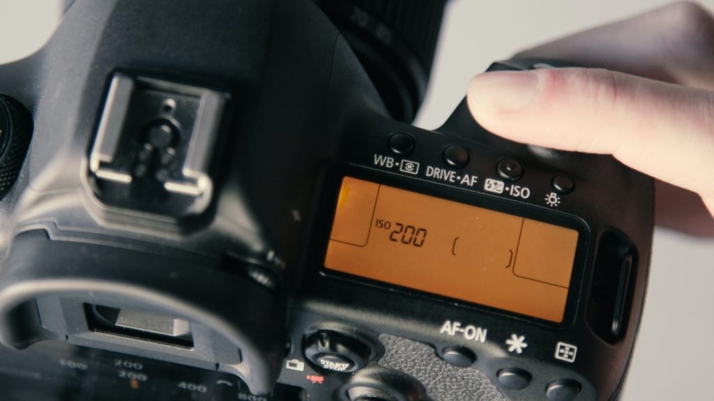 DSLR camera at 200 display simple photography tips