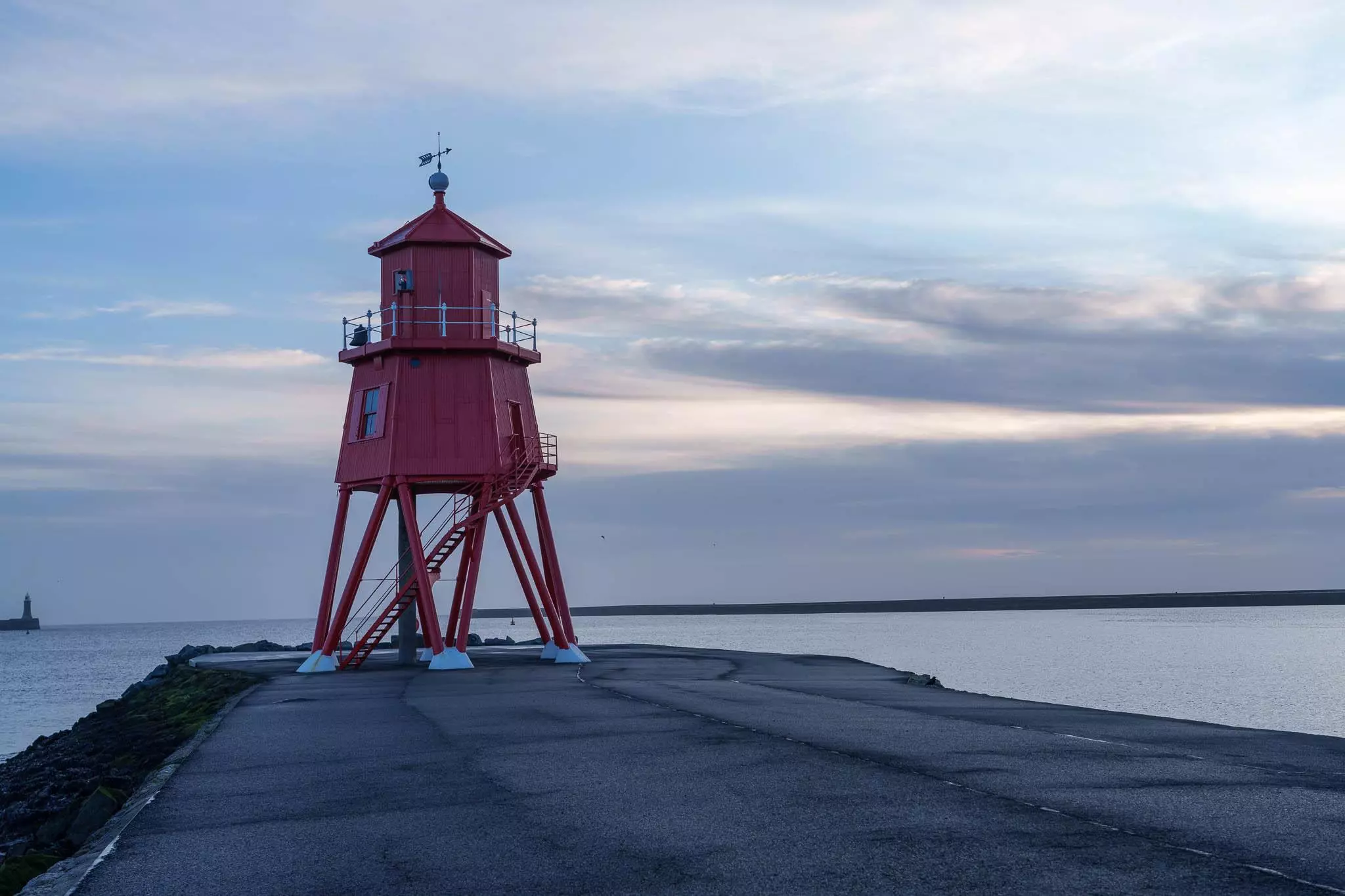 Image of the Herd Groyne Lighthouse in South Shields, UK using the ETTR exposure technique