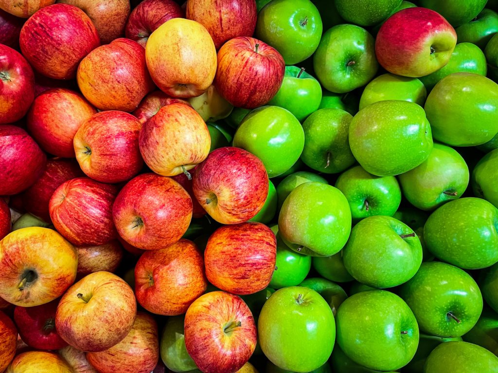 green and red apples