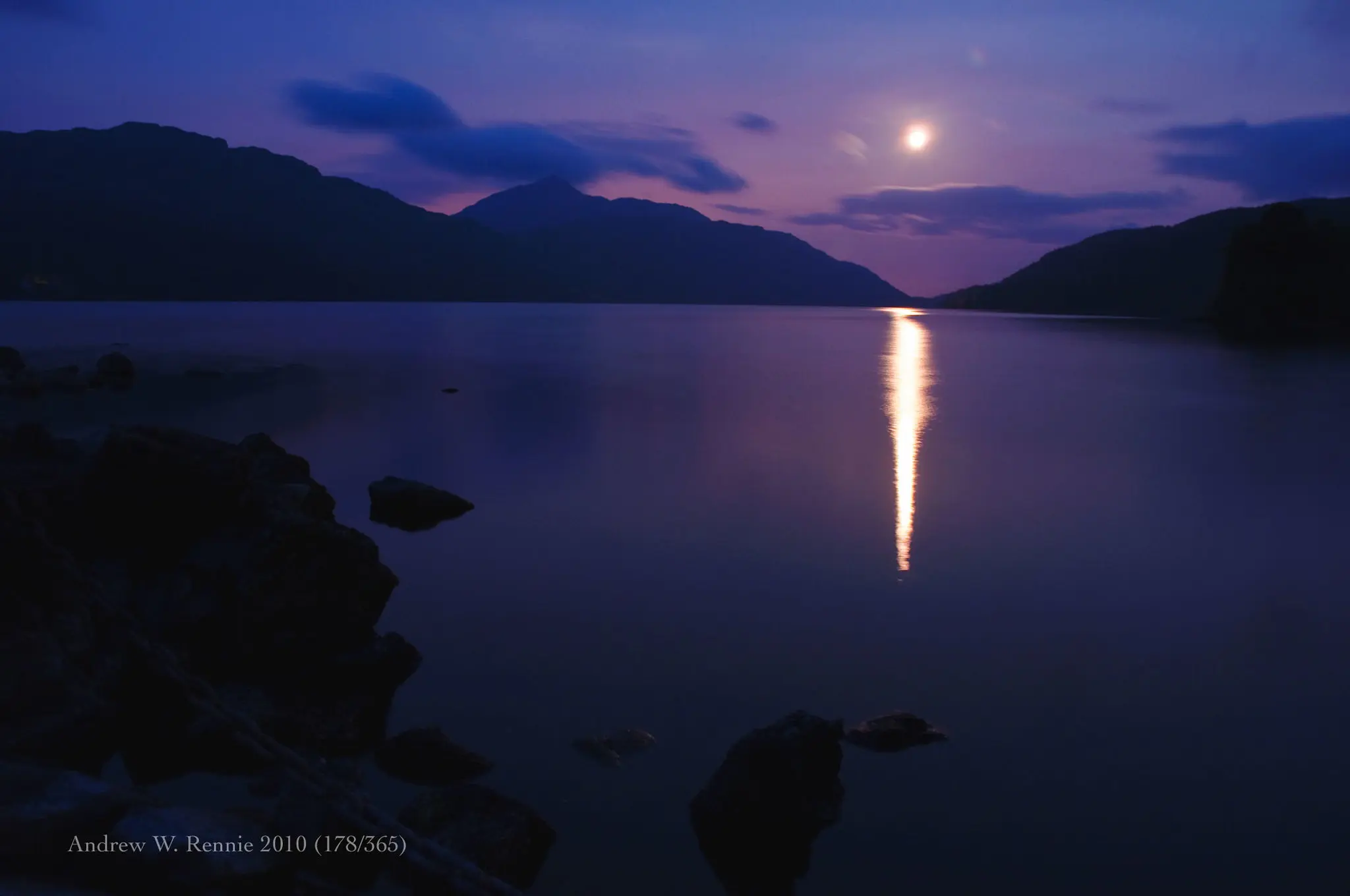 21 Creatively Captured Moon Reflections In Water Light Stalking