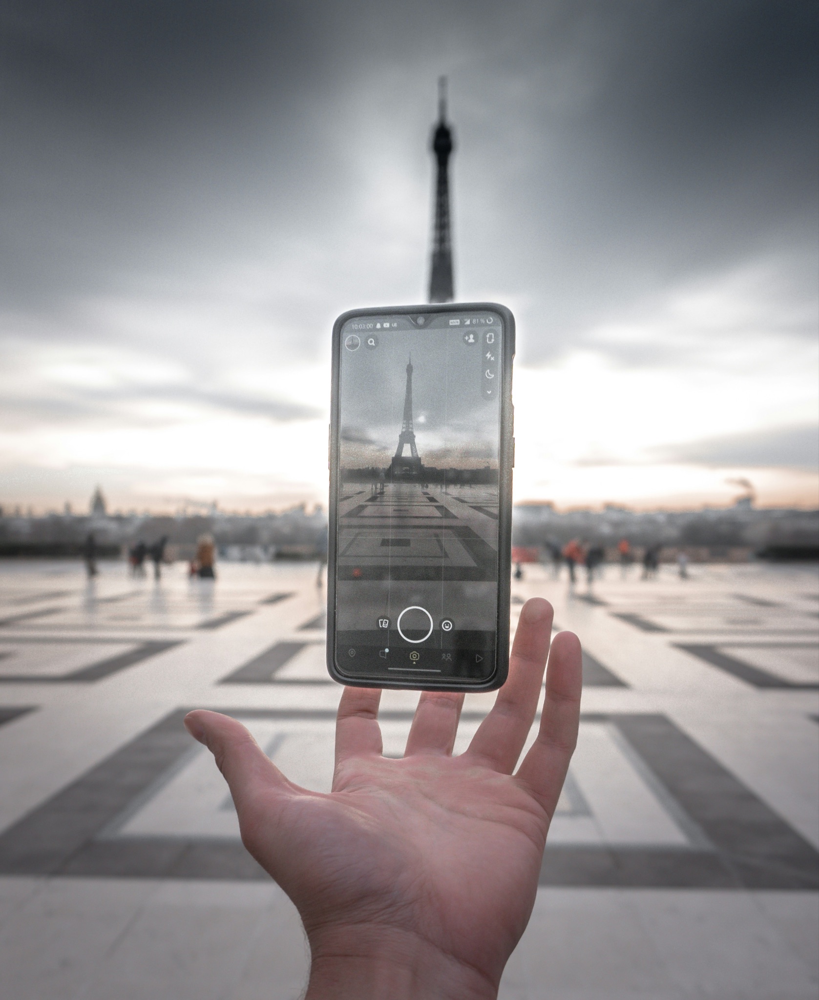 Smartphone and the Eiifel Tower in PAris 