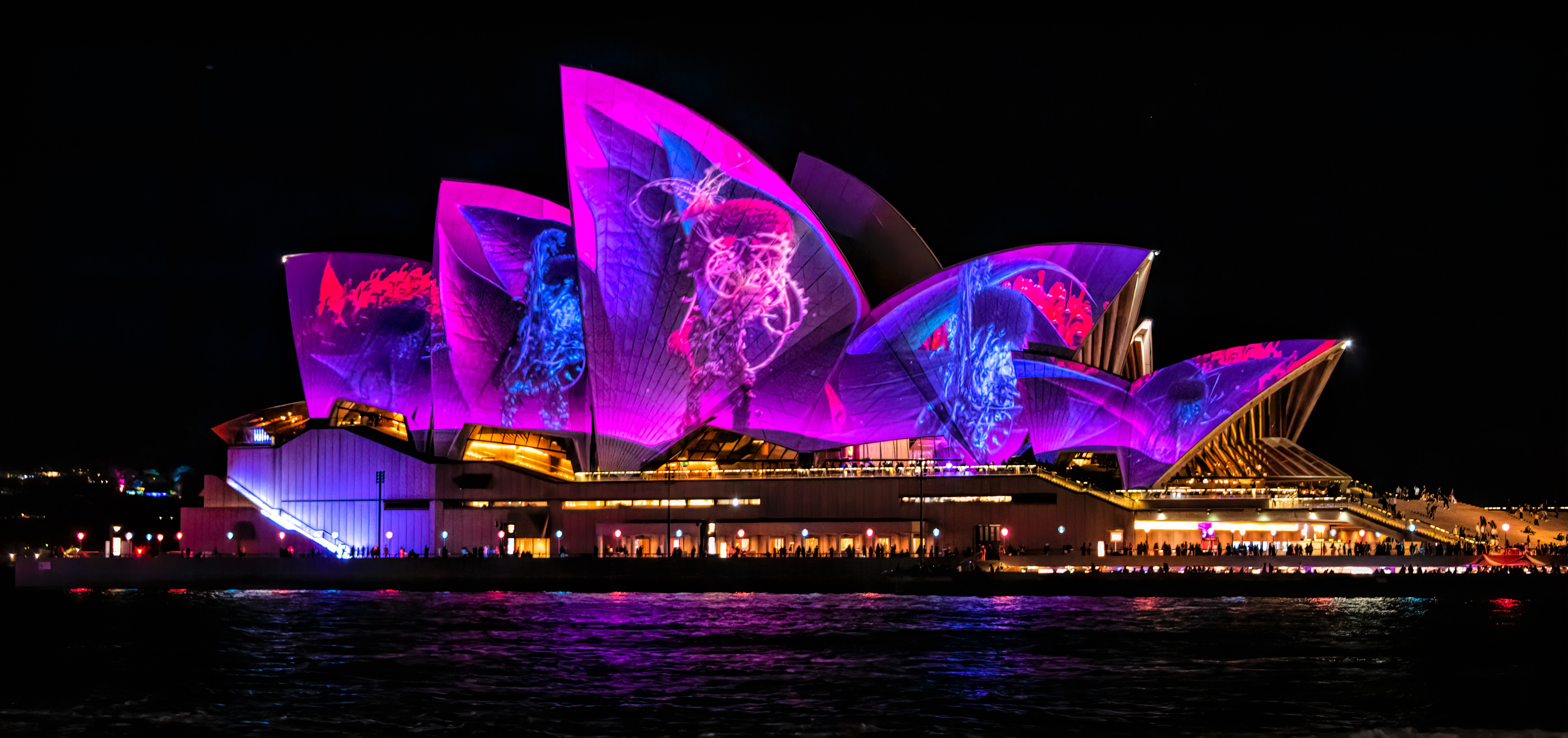 15 Unique Photos of the Sydney Opera House Light Stalking