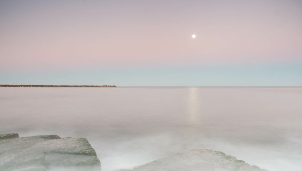 yamba moon rise over sea