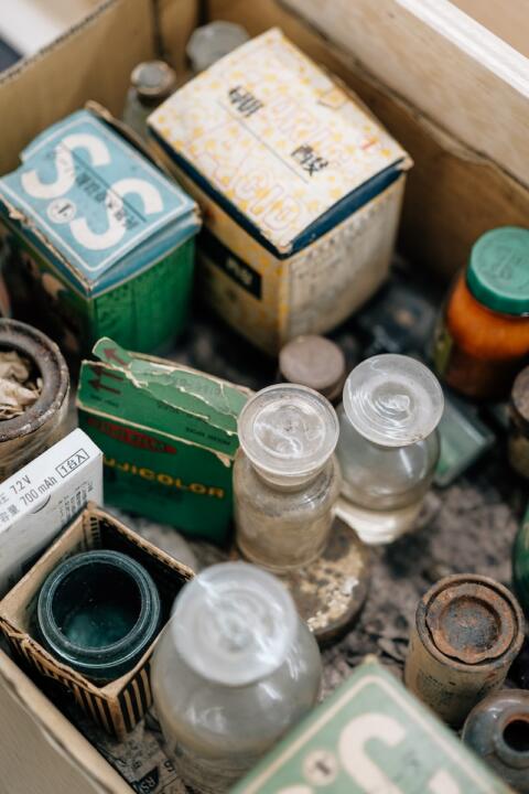 a box filled with lots of different types of chemicals